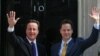 David Cameron (L) i Nick Clegg mašu novinarima nakon što su 12. maja 2010. predstavili plan njihove vlade