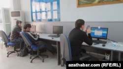 Aşgabadyň Internet kafeleriniň birinde oturan ýaşlar (Arhiw suraty)