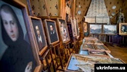 Викрадені картини, що були врятовані українськими правоохоронцями та прикордонниками, під час церемонії передачі їх до Італії у приміщенні Національного музею мистецтв імені Богдана та Варвари Ханенків, Київ, 21 грудня 2016 року