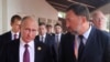 Президент Путин беседует с Олегом Дерипаской во Вьетнаме, 10 ноября, 2017 года