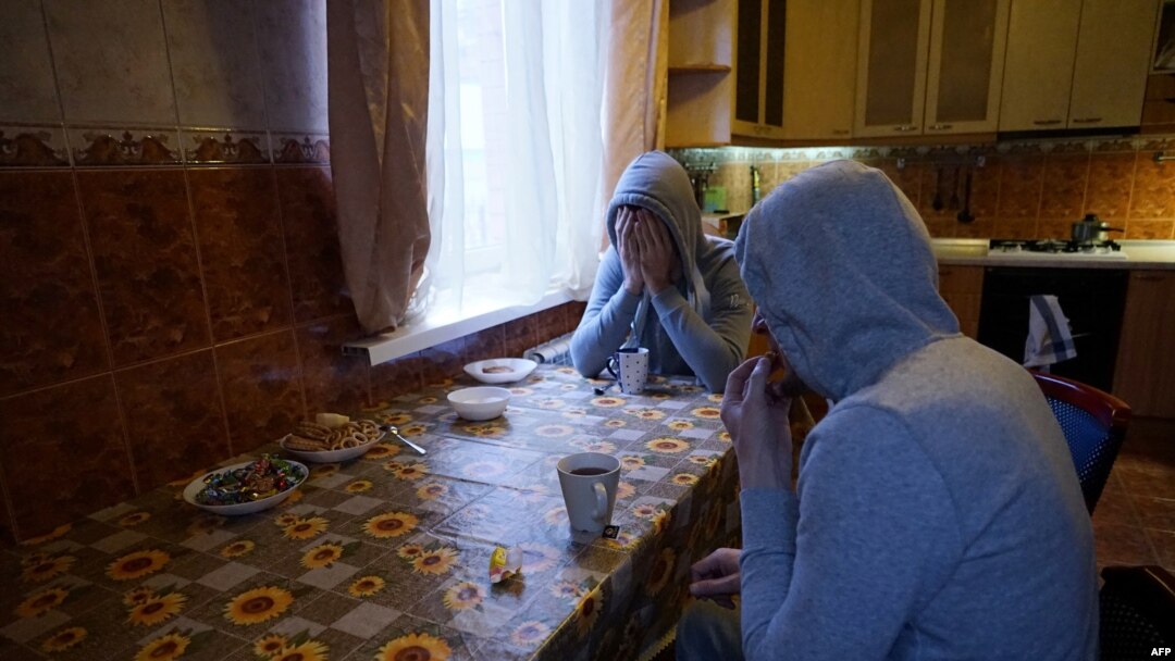 Геї, що втекли від переслідування в Чечні, сидять за столом у квартирі в Москві, Росія, 18 квітня 2017 року