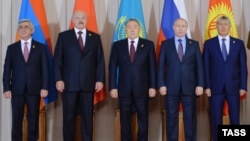 Kazakhstan -- Leaders of the Eurasian Economic Union (EES) pose for a photograph during a summit in Astana, May 31, 2016.