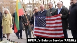 Litwanyň harby tälim meýdançasynda heläk bolan ABŞ esgerleriniň hatyrasy tutulýar.