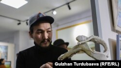 Бул койдун баш сөөгүнөн жасалган чакан айкелдин автору скульптор Бакыт Мусаев. <br />
<br />
"Бир жолу жаак сөөк ушундайынан жатып калды. Мага балеринанын буту көрүндү. Анан бир нерсе жасап көрөйүн деп ойлонуп, жасадым. Жыйынтыгы ушундай болду. Сөөктөн деле жакшы бир нерсе жасап койсо болот", - деди автор. <br />
<br />
