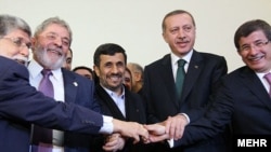 Brazilski ministar spoljnih poslova Celso Amorim, brazilski predsednik Luiz Inacio Lula, Iranian predsednik Mahmud Ahmadinejad, turski premijer Recep Tayyip Erdogan i turski ministar spoljnih poslova Ahmet Davutoglu danas u Teheranu