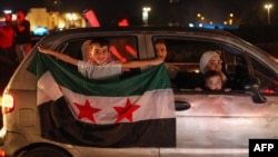 ABŞ prezidenti Donald Trampın Suriyaya sanksiyaları ləğv etmək qərarından sonra insanlar Dəməşqdə bayram edirlər.
