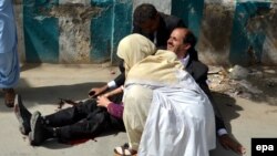 کوټه کې د اګست پر اتمه نېټه تر ځانمرګي بم برید وروسته یوه ډاکټره د یوه ژوبل وکیل درملنه کوي