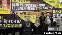 Акция против пыток в Узбекистане, организованная международной правозащитной организацией Amnesty International возле посольства Узбекистана в Берлине, 21 октября 2014 года.