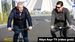 Igor Makarow we Gurbanguly Berdimuhamedow Aşgabatda welosipedli gezelenç edýär. Altyn Asyr TW