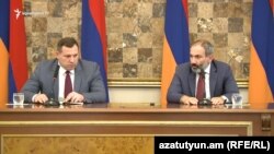 Премьер-министр Армении Никол Пашинян (справа) представляет нового главу Следственного комитета Айка Григоряна (слева), Ереван, 10 июля 2018 г. 