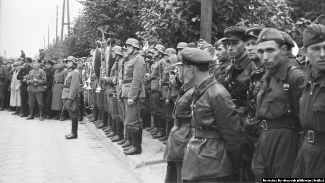 Під час спільного парад Вермахту і Червоної армії після вторгнення на територію Польщі військ Німеччини та СРСР. Брест, 22 вересня 1939 року