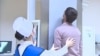 Diňle: Lebapda lukmanlaryň we şepagat uýalarynyň sany azalýar. Hökümet meseläni 'görmeýär'