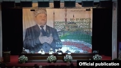 Соьлжа-ГIалахь дIахьочу динан конференцихь дIатоьхна ду Кадыров Ахьмадан портрет
