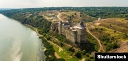 Хотинська фортеця – фортеця XIII–XVIII століть у місті Хотині на Дністрі, що у Чернівецькій області. Хотинська фортеця веде свій початок від Хотинського форту, що був створений у X столітті князем Володимиром із порубіжних укріплень південного заходу Русі у зв’язку з приєднанням до неї буковинських земель