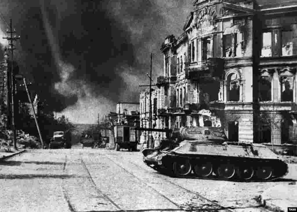 (Lenjinova ulica u Sevastopolju, 9. maj 1944.)