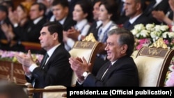 Türkmen we özbek prezidentleri konsert wagtynda.