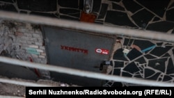 Влада просить громадян перебувати в укриттях