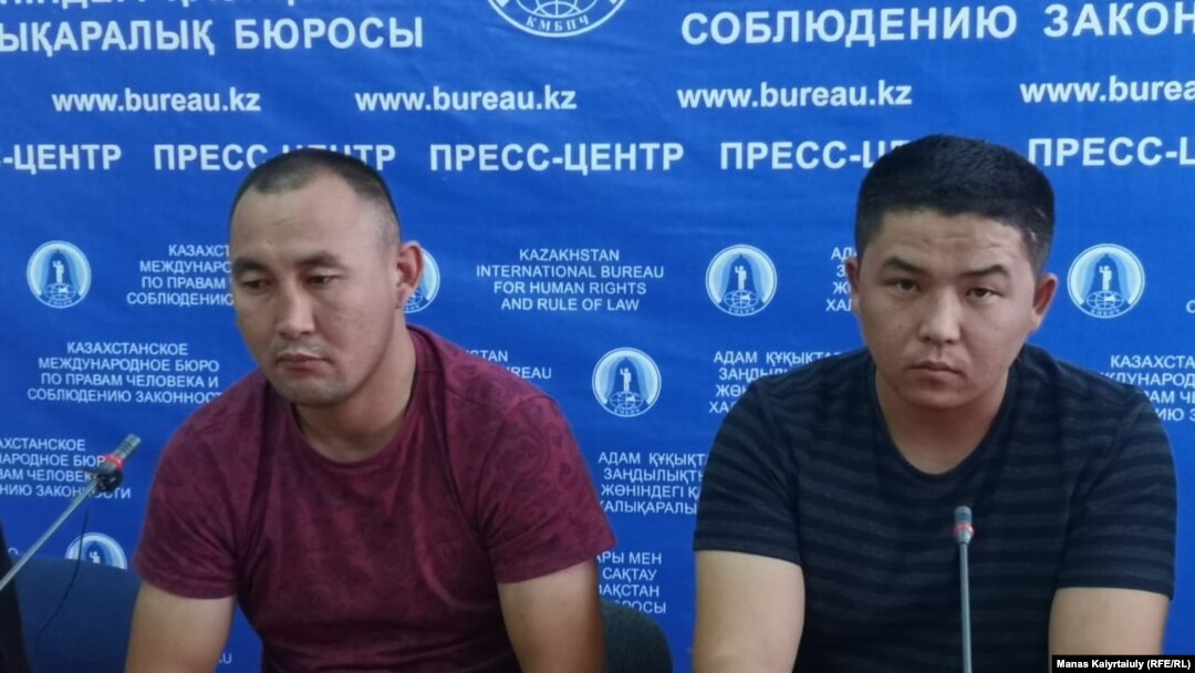 Этнические казахи из Синьцзяна Кастер Мусаханулы (слева) и Мурагер Алимулы, заявившие о бегстве из Китая, в пресс-центре Казахстанского бюро по правам человека. Алматы, 14 октября 2019 года.