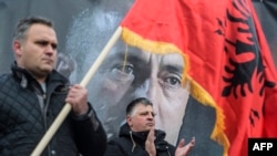 Чоловік із прапором Косова