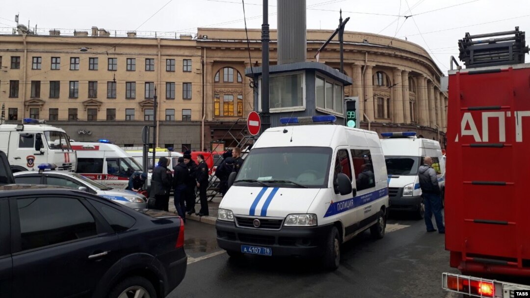 Пожежники і поліція біля станції метро в Санкт-Петербурзі після вибуху, 3 квітня 2017 року