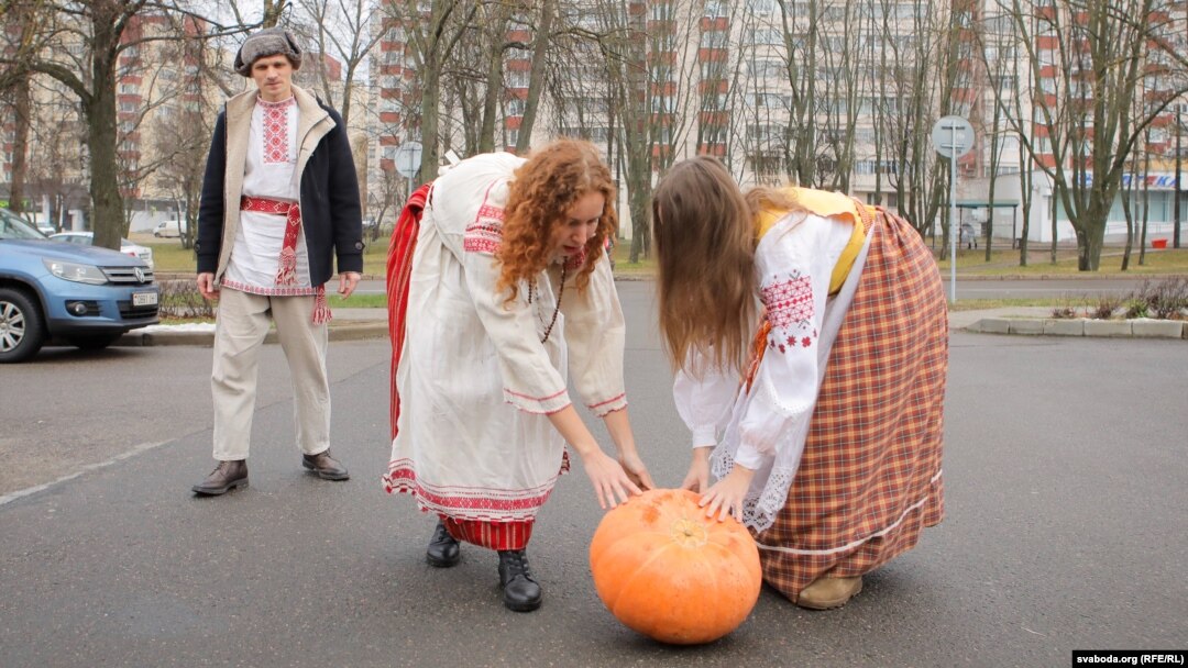Women in national garb roll out a pumpkin in front of the Russian Embassy in Minsk on December 5 in a protest over possible deepening integration. In local custom, when a woman presents a man with a pumpkin, she's telling him he's undesirable.