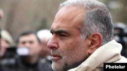 Րաֆֆի Հովհաննիսյանը բացօթյա ասուլիս է տալիս Ազատության հրապարակում, Երեւան, 18-ը մարտի, 2013թ.