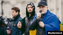 Оьрсийчоь Украинана тIелатарна дуьхьал Лондонехь хIоттийначу протестехь ву Закаев Ахьмад, 2022-чу шеран зазадокху-бутт