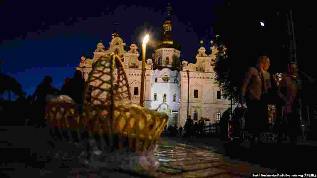 Великодній кошик стоїть перед освяченням в Києво-Печерській лаврі
