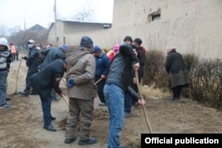 Участники хашара проводят работы по благоустройству махалли «Бунёдкор» в Намангане.