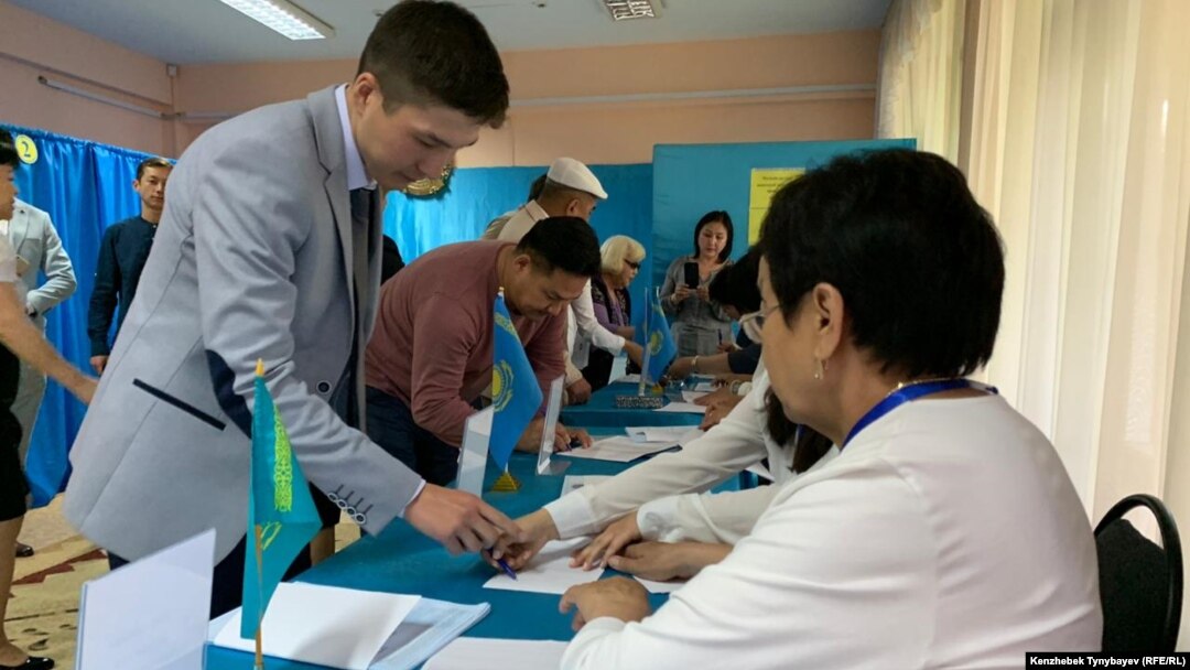 На избирательном участке № 350 в Алматы в день президентских выборов. 9 июня 2019 года. 