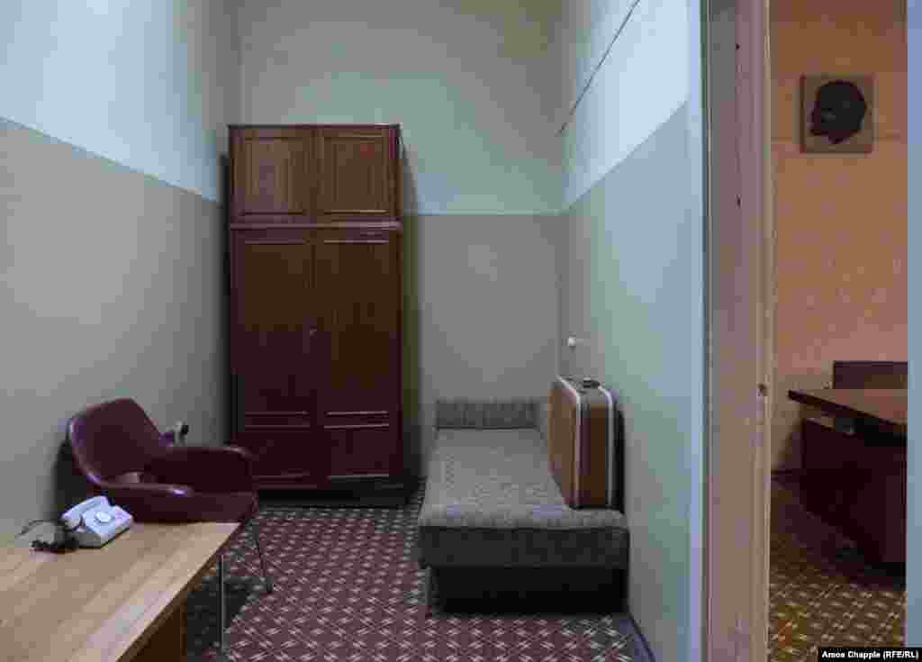 Диван-кровать и кабинет лидера Латвийской ССР. После того как путч, целью которого было остановить реформы, проводимые Михаилом Горбачевым, потерпел поражение, Пуго покончил жизнь самоубийством. Вероятнее всего, он сначала выстрелил в жену, а потом в себя. Его жена скончалась в больнице, не приходя в сознание. 