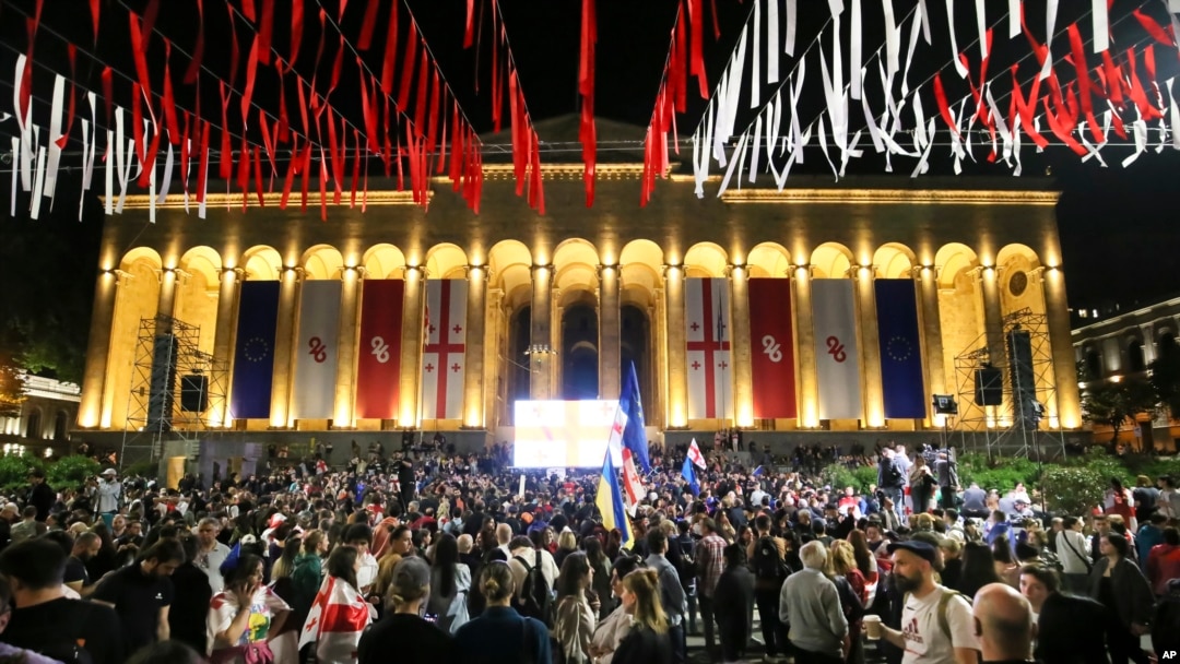 „ქართულმა ოცნებამ“ ახალი შემზღუდავი კანონები მიიღო. ფოტო არქივიდან: აქცია პარლამენტთან „აგენტების კანონის“ (ფორმალურად „გამჭვირვალობის კანონის“) წინააღმდეგ