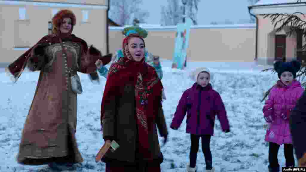 Зөядә кунакларны һәм туристларны “Красная горка” рус фольклор-этнографик ансамбле каршы алып озатып кала, уеннар уйната