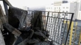 Поврежденный многоквартирный дом в жилом комплексе после атаки беспилотника в деревне Сапроново Московской области, 11 марта 2025 года.