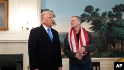 ABŞ-nyň prezidenti Donald Tramp 11-nji fewral agşamy Ak tamda rus türmesinden boşadylan Mark Fogel bilen duşuşdy.