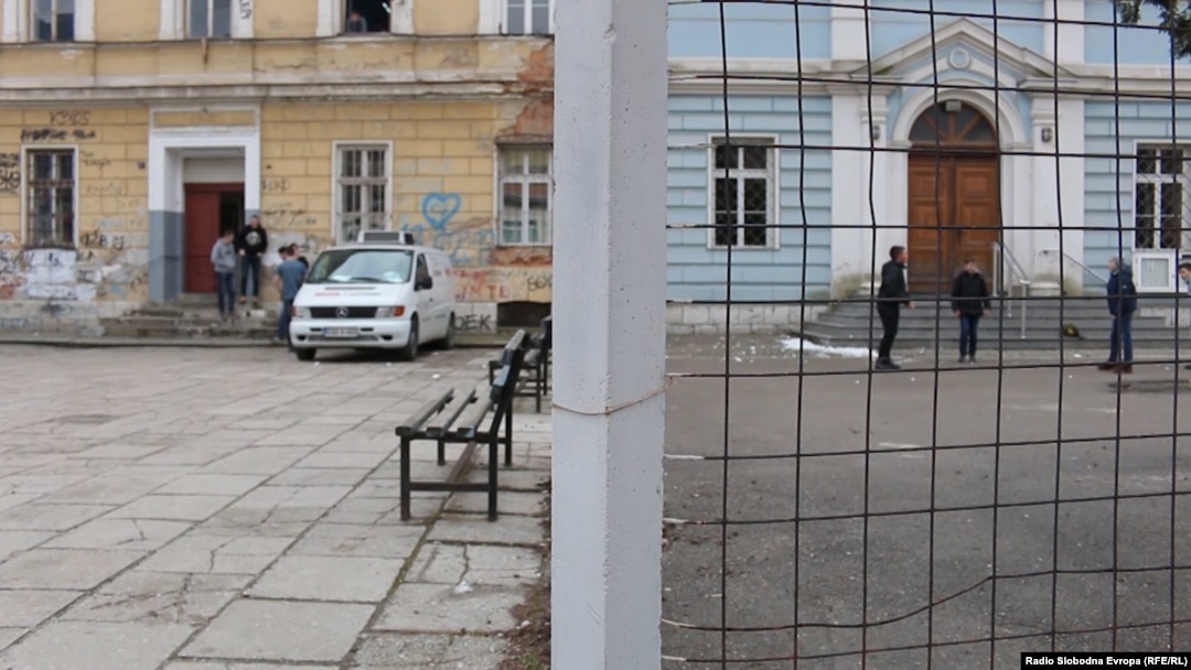 U BiH su u nekim školama i đaci podijeljeni po etničkoj pripadnosti (na fotografiji gimnazija u Travniku - jedna od dvije škole pod istim krovom)