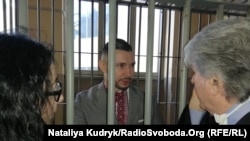 Віталій Марків спілкується з адвокатами перед судовим засіданням у Павії (фото минулорічне)