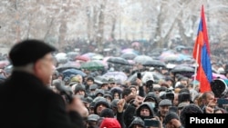 Вазген Манукян выступает на митинге на площади Свободы в Ереване, 20 февраля 2021 г.