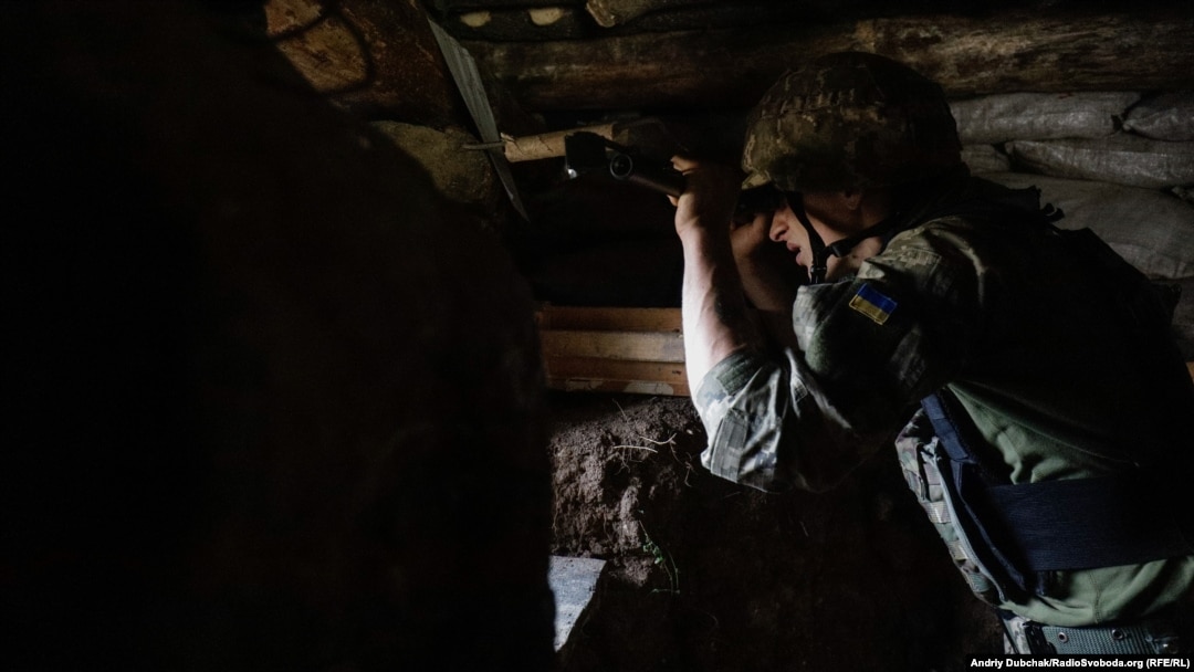 Український військовий на позиціях поблизу селища Золоте-4, 19 вересня 2019 року