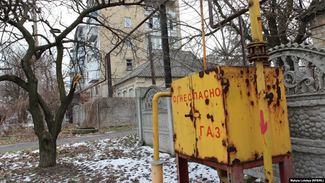 В окупованих містах України люди цієї зими зігріватимуться підручними засобами, оскільки на централізоване опалення може розраховувати лише частина багатоквартирних будинків