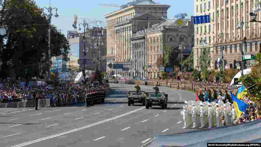 Командувач Сухопутних військ ЗСУ, генерал-лейтенант Анатолій Пушняков здійснює об'їзд присутніх у центрі столиці військ