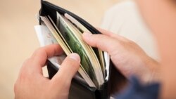 Türkmenistanda dollar üýtgäp durýan kurs boýunça satyn alynýar, emma satylmaýar