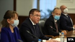 Здравният министър Костадин Ангелов, няколко негови колеги и националният щаб дадохда брифинг в четвъртък