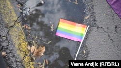 ​​"Otužno je kad vodeća bošnjačka partija i njeni ultrapatriotski zastupnici u najavi održavanja povorke ponosa vide razloge za alarm o upropaštavanju porodice", piše Kurspahić