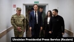 NATO-nyň Baş sekretary Mark Rutte (ortada) we Ukrainanyň prezidenti Wolodymyr Zelenski (sagda) Odessada. 15-nji aprel, 2025 ý.