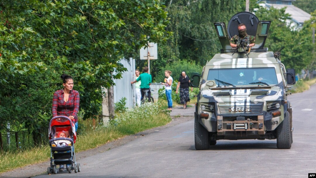 Українські військові патрулюють Мукачеве, 14 липня 2015 року