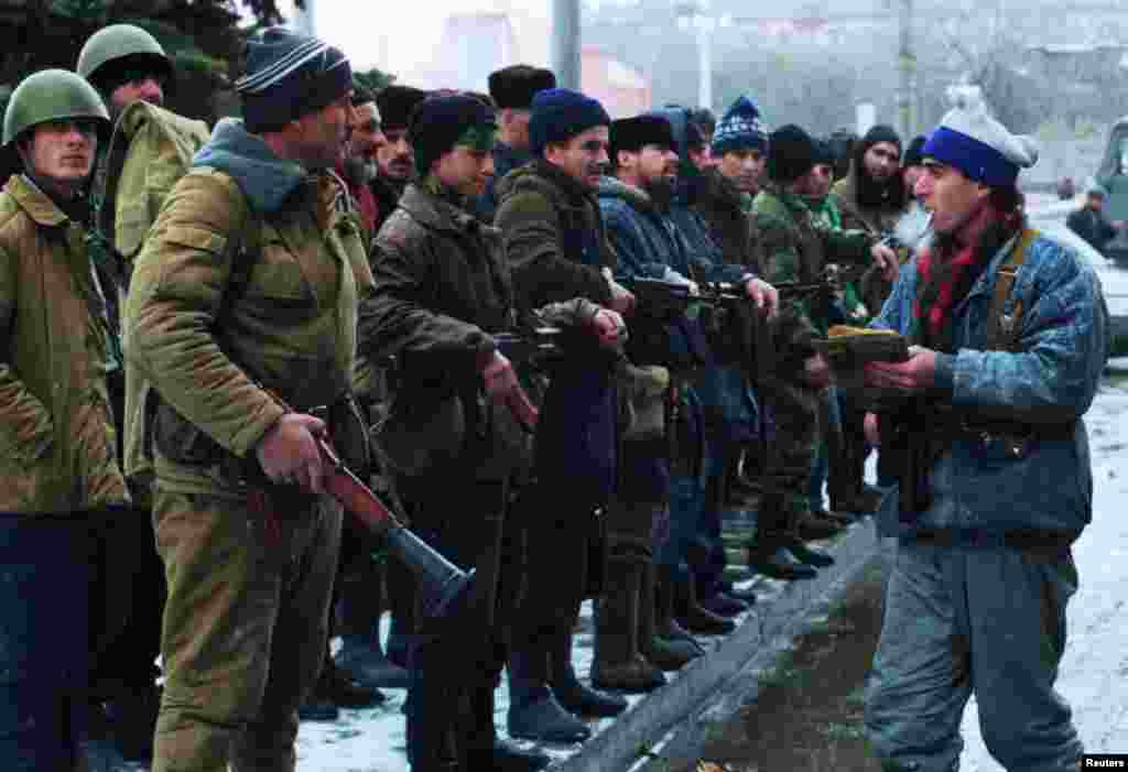 Нохчийн лаамхой гулбелла Соьлжа-ГӀалин коьртачу майданахь 1994-чу шеран гIуран-беттан 17-чу дийнахь. Оьрсийчоьнан эскарш тӀегӀерташ хиларна республикан коьрта шахьар ларъйан кечам беш бу уьш. Цул тӀаьхьа цхьа-ши кӀира даьлча федералаша Соьлжа-ГӀалана штурм йолийра. Иза уггаре а кхетам боцу хилам хилла дӀахӀоьттира, дукха эшамаш хиларе хьаьжча. Соьлжа-ГӀала йерриг аьлча санна хӀаллакйира йеттачу ракеташца а, бомбанашца а. Пхеа кӀиранах хиллачу тӀемашкахь, кеп-кепарчу зерашца, вийна 27 эзар гергга маьрша вахархо. Тхан редакцино <a href="https://d1f4ecolhitzuz.cloudfront.net/a/novyy-god-pod-zalpy-artillerii-monologi-pe