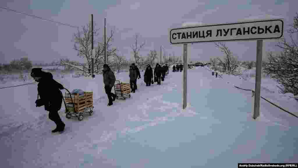 Щоденно працює виключно піший КПВВ у Станиці Луганській, де за добу в обидва боки проходять близько 2 тисяч осіб. 