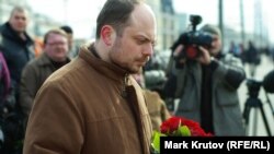 Володимир Кара-Мурза-молодший біля імпровізованого меморіалу пам'яті Бориса Нємцова. Березень 2015 року