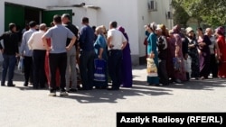 Aşgabadyň azyk dükanynyň öňündäki nobat 